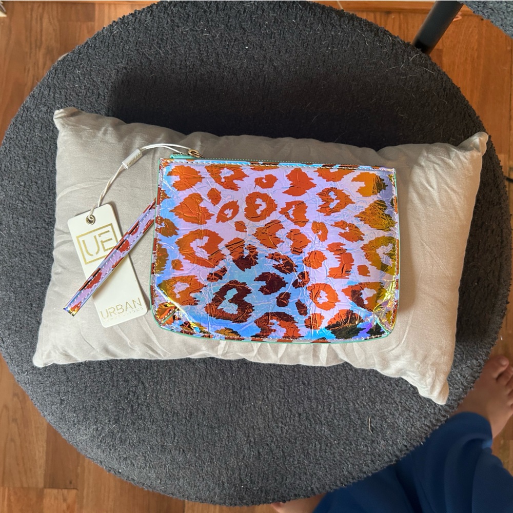 NWT Urban ExpressionsIridescent Leopard Zip Wristlet Cosmetic Pouch